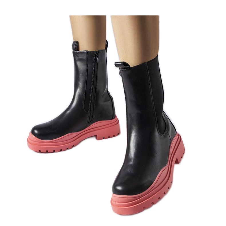 Botas negras con suela de color. negro