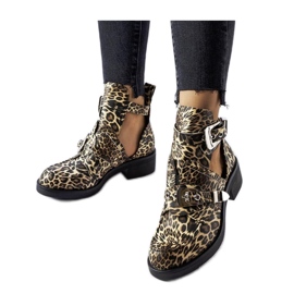 Botas con recortes de estampado de leopardo. negro