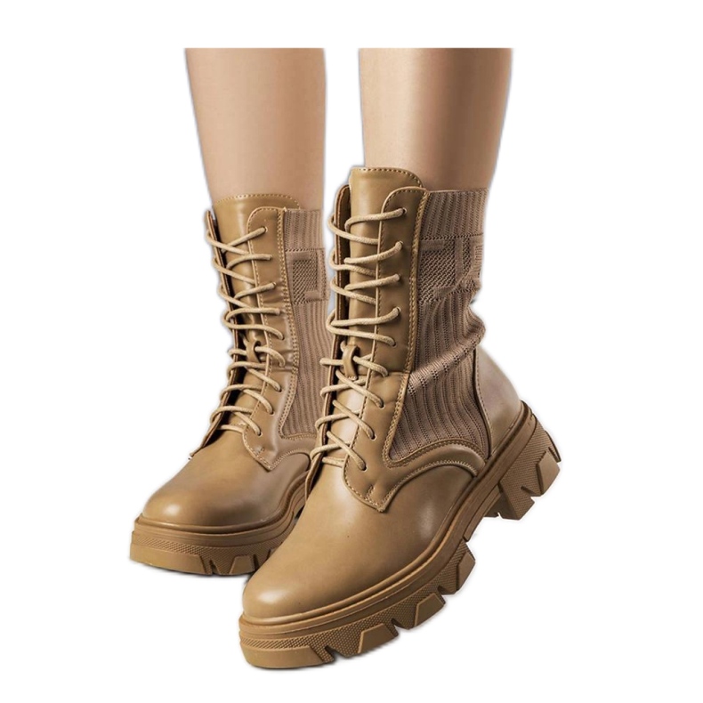 Zapatillas beige con parte superior flexible. Zapatillas beige con parte superior flexible.