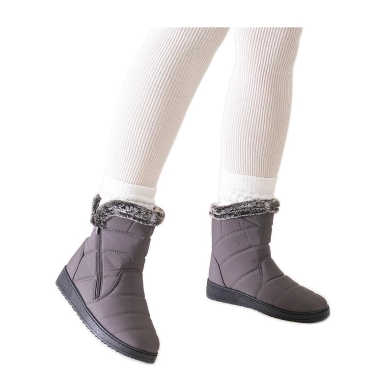 Botas de nieve grises decoradas con piel.