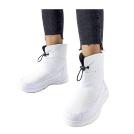 Botas de nieve aislantes de mujer blancas. blanco