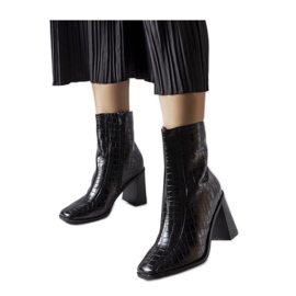 Botas negras con piel imitación cocodrilo negro