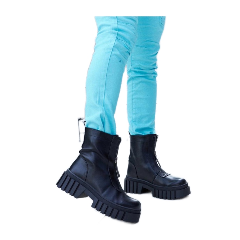 Botines aislantes negros con cremallera. Botines aislantes negros con cremallera.