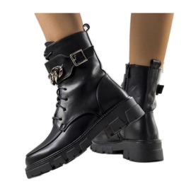 Botas de montaña negras con aislamiento negro