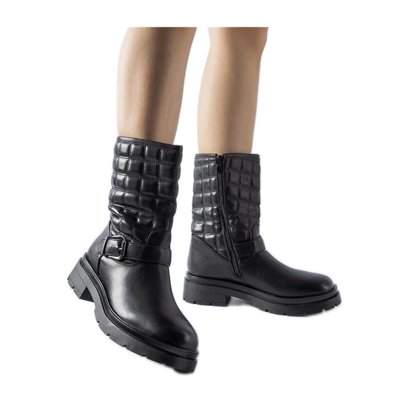 Botines negros con parte superior acolchada.
