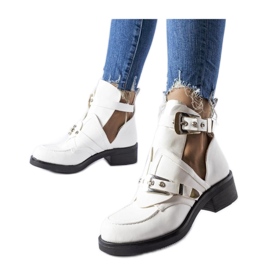 Botines blancos con recortes.