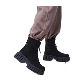 Botas negras con cremallera y aislamiento hechas de ante ecológico. negro