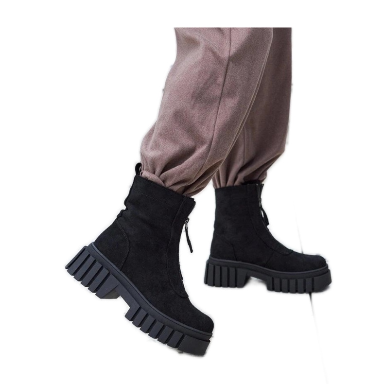 Botas negras con cremallera y aislamiento hechas de ante ecológico. negro