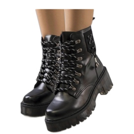 Botas negras con ribete decorativo negro