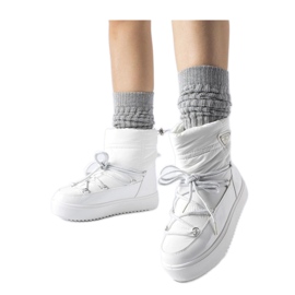 Botas de nieve blancas con aislamiento y banda elástica. blanco Botas de nieve blancas con aislamiento y banda elástica. blanco