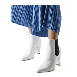Botines blancos de charol con cremallera.