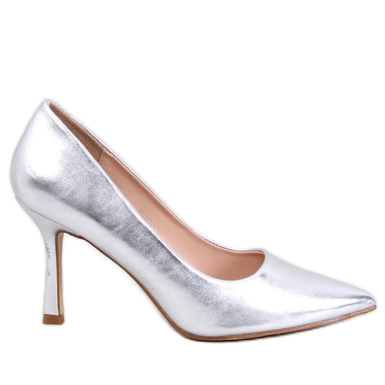 Tacones altos de mujer plateados. plata