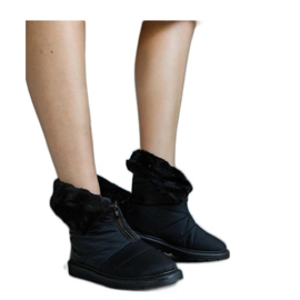 Botas de nieve negras con aislamiento y cuello. negro