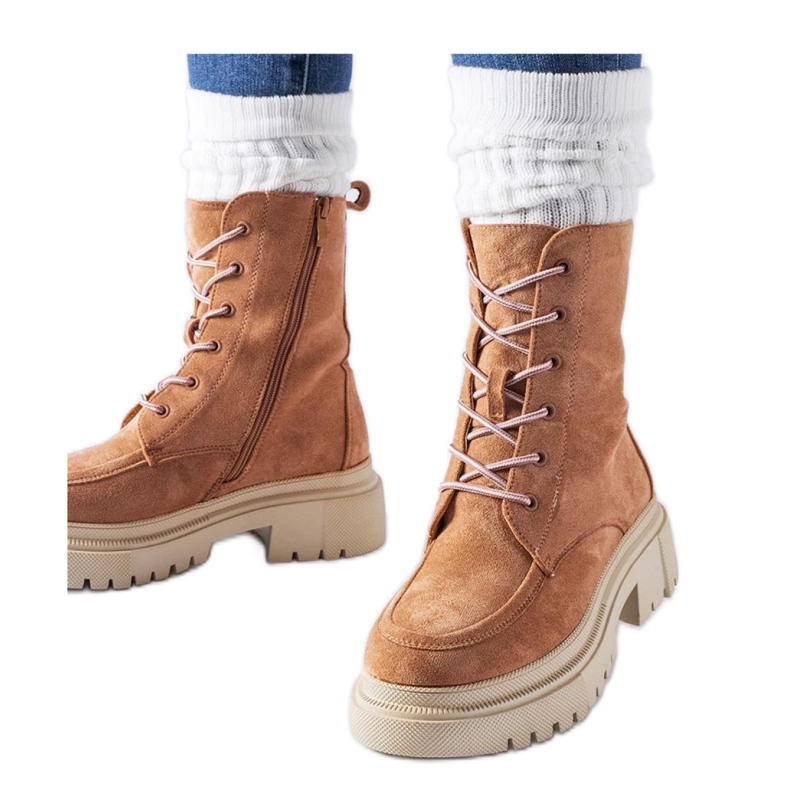Botas con suela Riel maciza. rojo