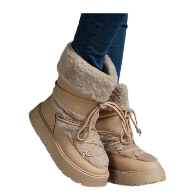 Botas de nieve con aislamiento beige decoradas con piel.