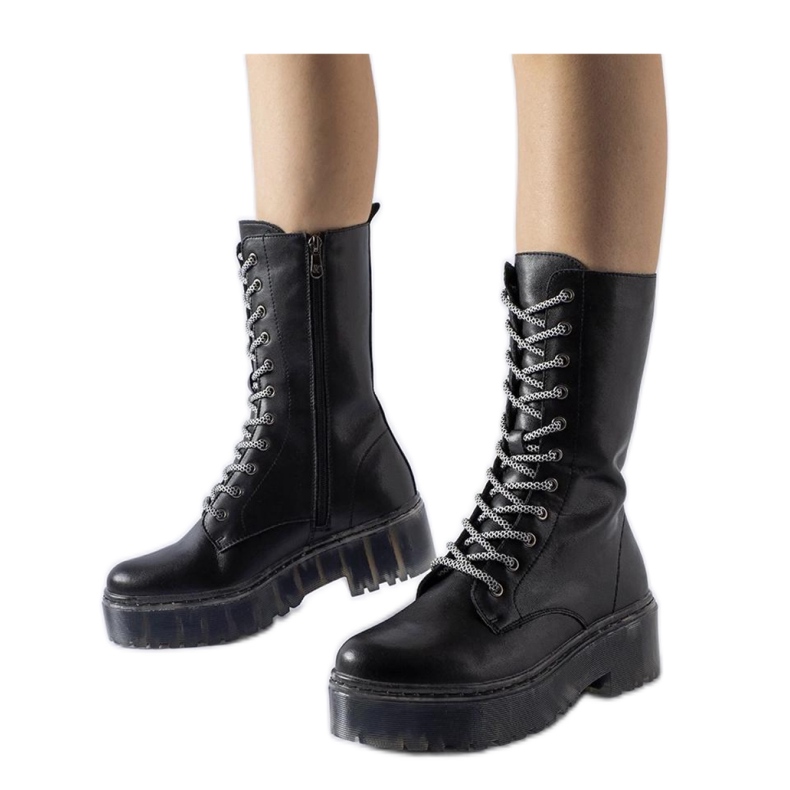 Botas negras, piel natural, aislantes. negro