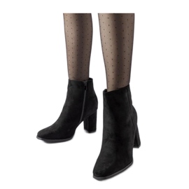 Botines negros en el poste