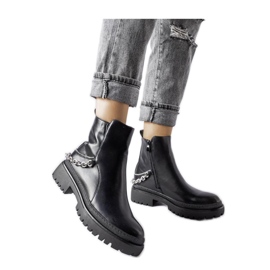 Botines negros con cadena
