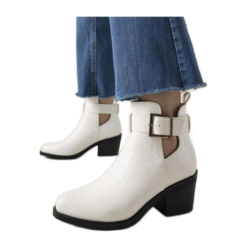 Botines blancos con recortes. Botines blancos con recortes.