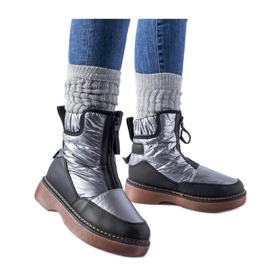 Botas de nieve grises con aislamiento y cremallera. negro