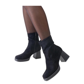 Botines negros con punta cuadrada, ante ecológico.