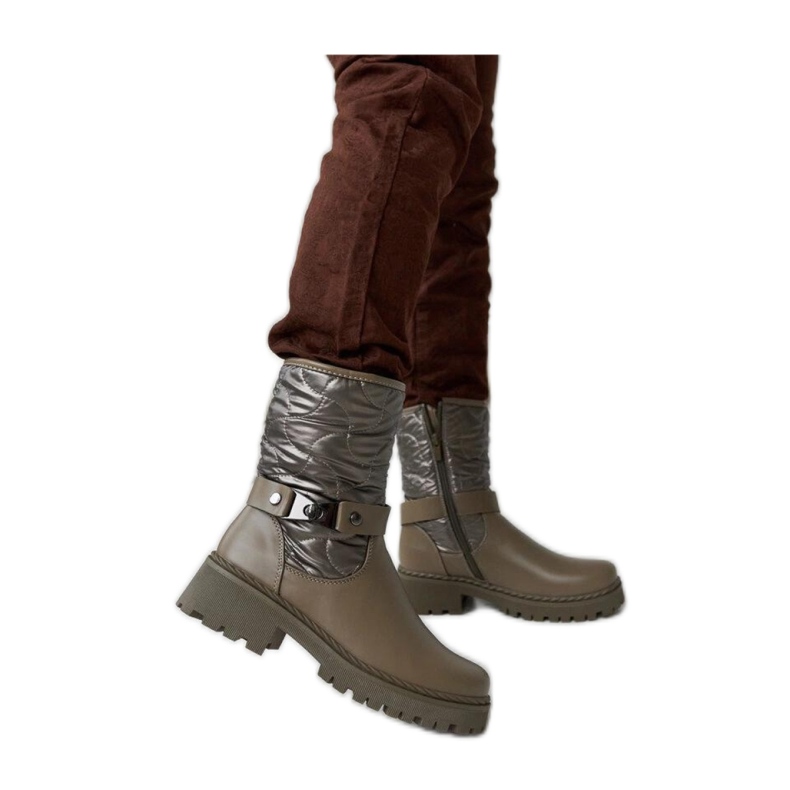 Botines aislantes verdes con tira decorativa Botines aislantes verdes con tira decorativa