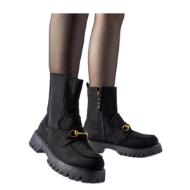 Botines aislantes negros con cremallera.