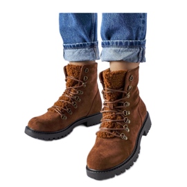 Botines marrones confeccionados en ante ecológico. marrón Botines marrones confeccionados en ante ecológico. marrón