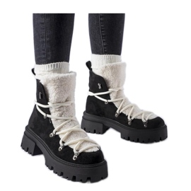 Botas de trabajo negras con lengüeta decorativa. negro