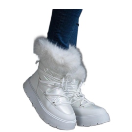 Botas de nieve blancas con aislamiento y pelo. blanco