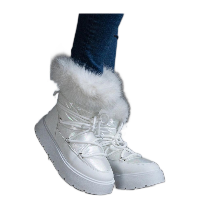 Botas de nieve blancas con aislamiento y pelo. blanco