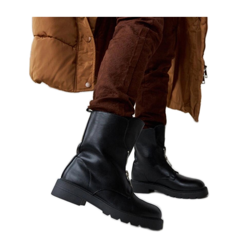 Botines aislantes negros con cremallera.