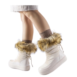 Botas de nieve beige con pelo decorativo.