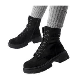 Botas negras de ante ecológico ligeramente aislantes. negro