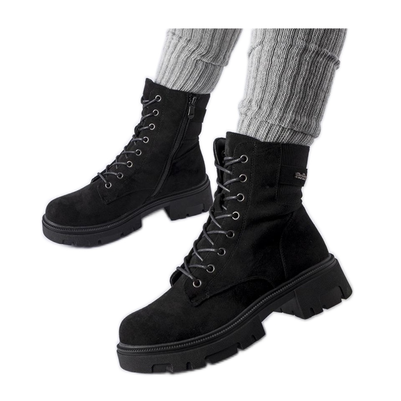 Botas negras de ante ecológico ligeramente aislantes. negro Botas negras de ante ecológico ligeramente aislantes. negro