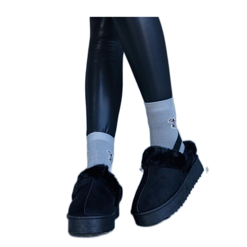 Zapatillas de plataforma negras decoradas con pelo y con goma elástica en el talón. negro