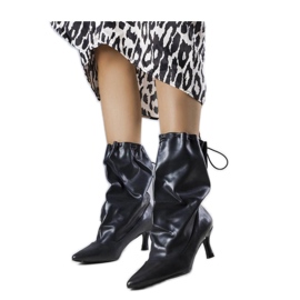 Botas negras de tacón bajo negro