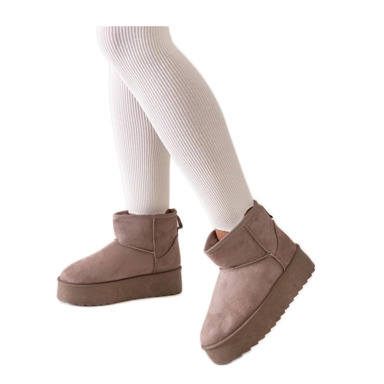 Botas de nieve casual beige oscuro con plataforma alta.