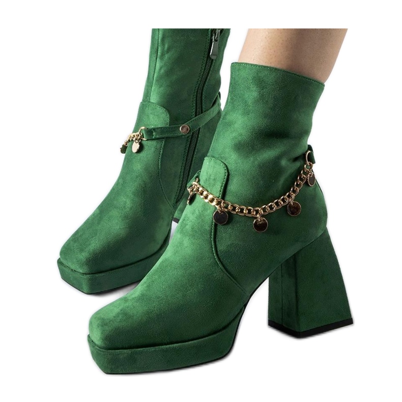 Botines aislantes verdes con colgante. Botines aislantes verdes con colgante.