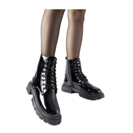Botas de charol negras para mujer. negro