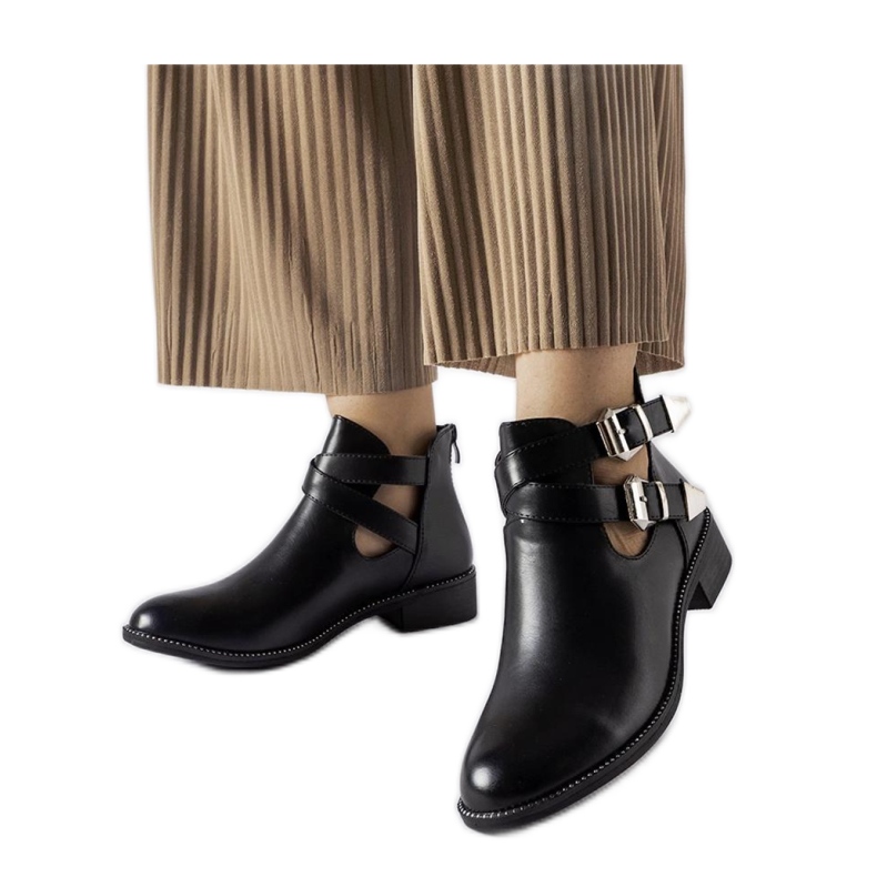 Botines negros con aberturas y hebillas Botines negros con aberturas y hebillas