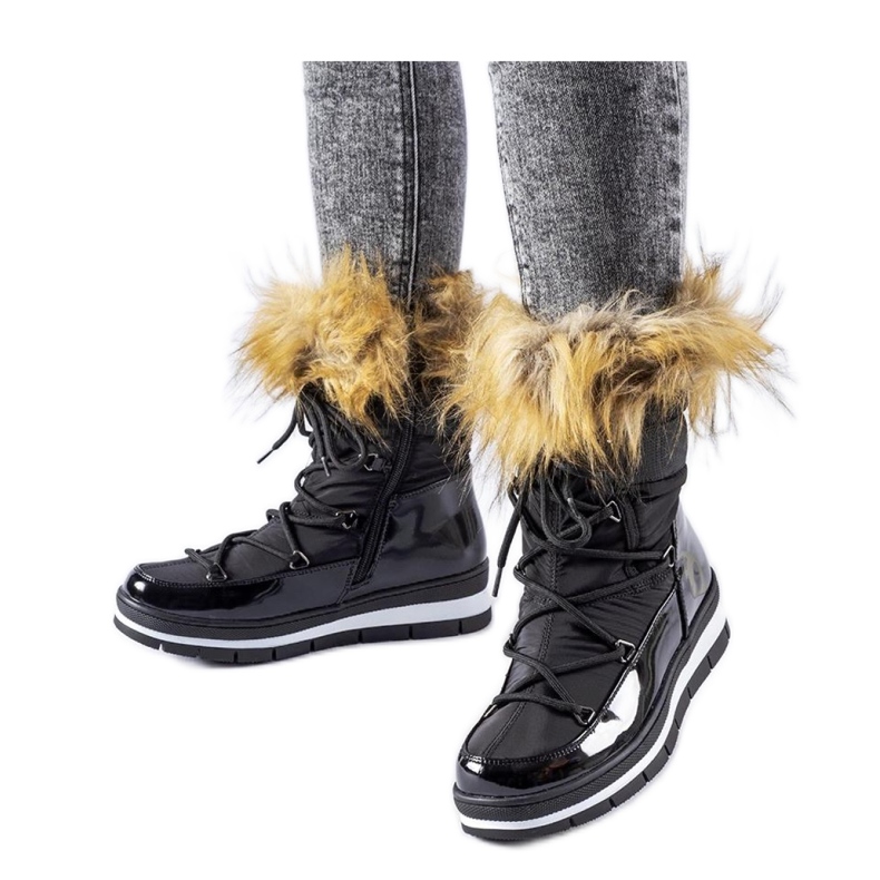 Botas de nieve de charol negro con pelo.