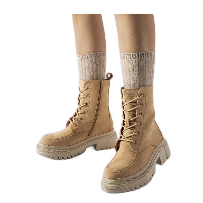 Botas marrones con suela maciza. negro