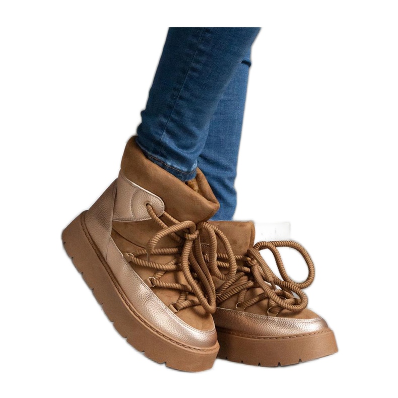 Botas de nieve con plataforma aisladas con pelo. marrón