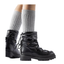 Botas de nieve negras con puños. negro