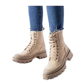 Botines beige confeccionados en ante ecológico.