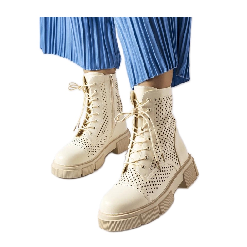 Botas beige caladas