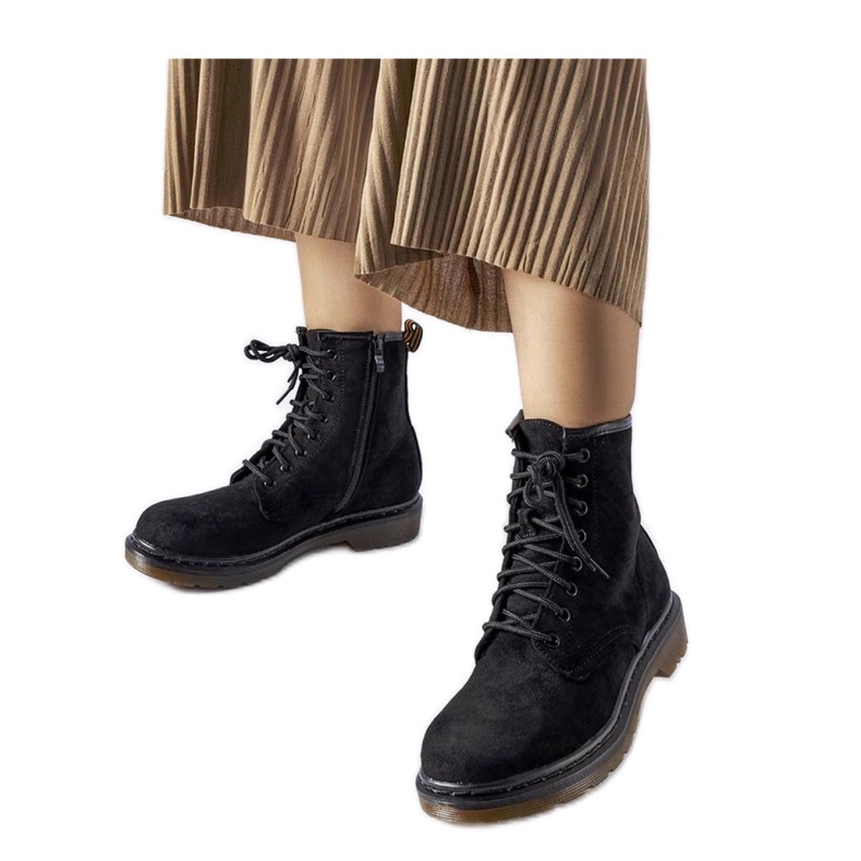 Trabajadores negros de ante ecológico. Trabajadores negros de ante ecológico.