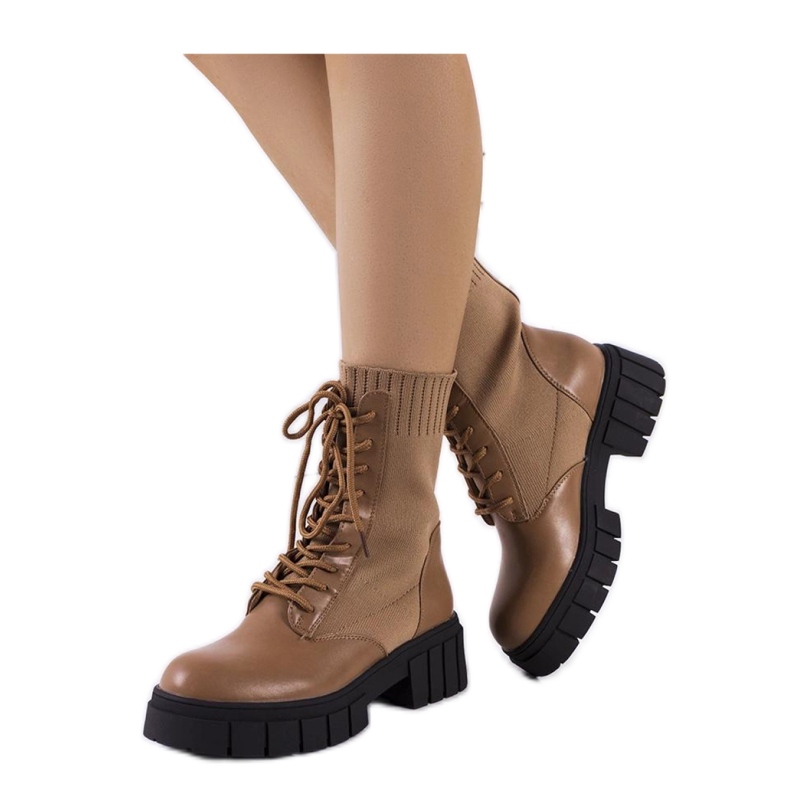 Botines marrones con parte superior flexible. marrón