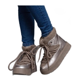 Botas de nieve con plataforma aisladas con pelo. beige